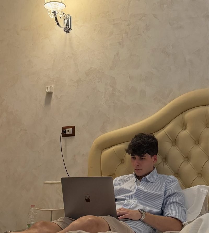 Gustavo Mariano trabalhando no notebook